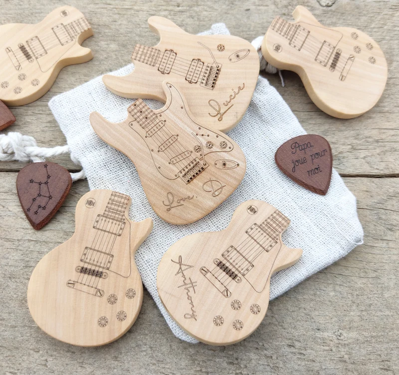 Boîte en forme de guitare avec son médiator – Le cadeau parfait pour les musiciens