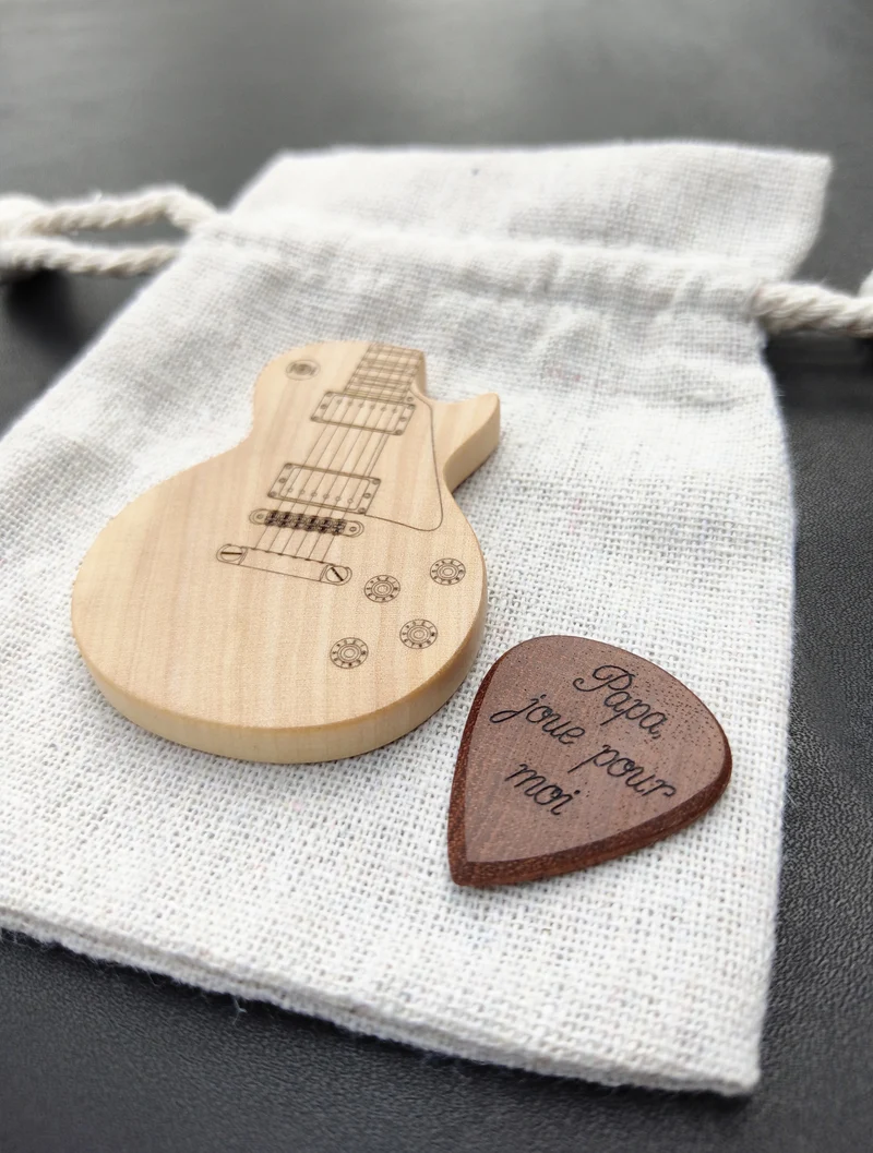 Boîte en forme de guitare avec son médiator – Le cadeau parfait pour les musiciens