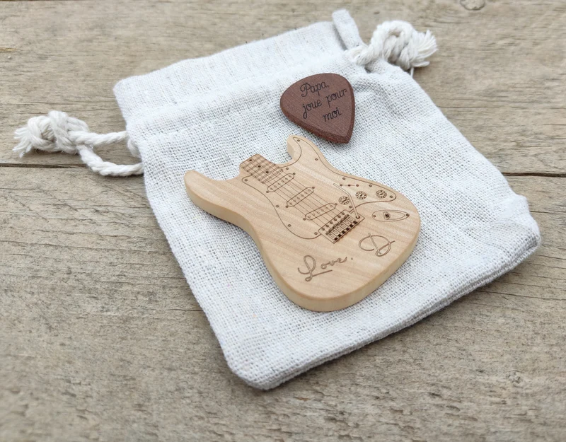 Boîte en forme de guitare avec son médiator – Le cadeau parfait pour les musiciens