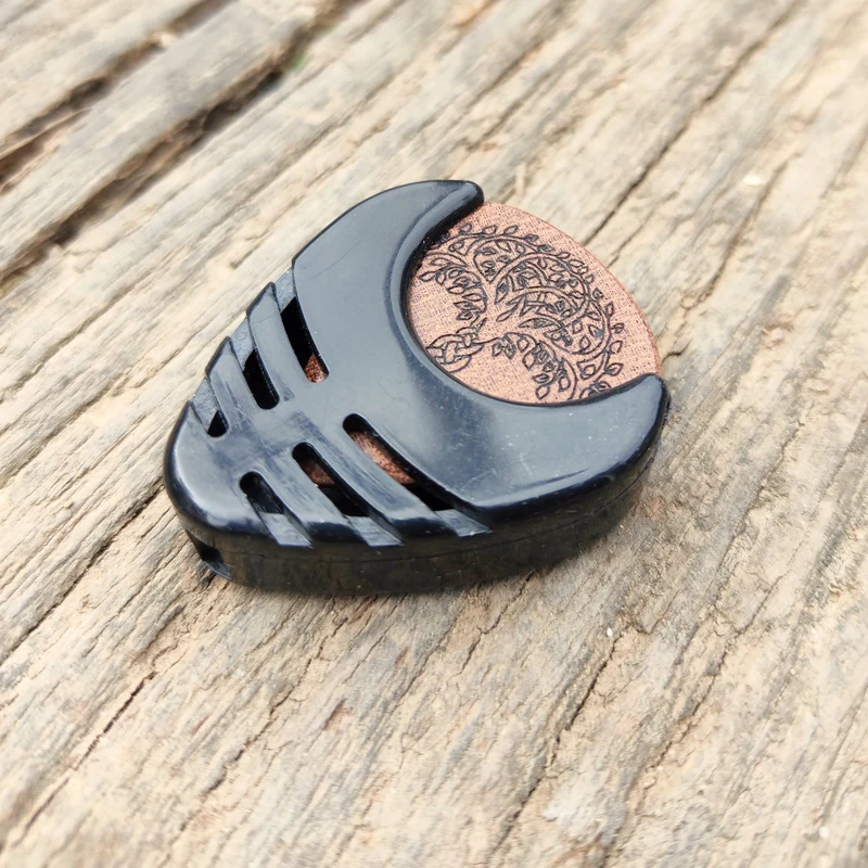 Porte médiator et Médiator guitare en acajou avec prénom gravé