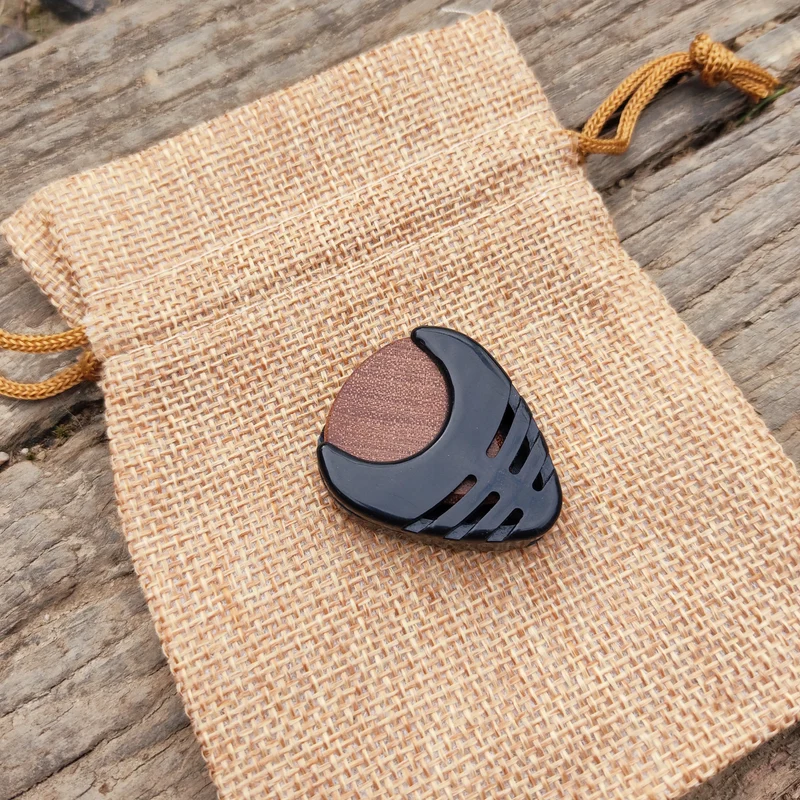 Porte médiator et Médiator guitare en acajou Arbre de vie