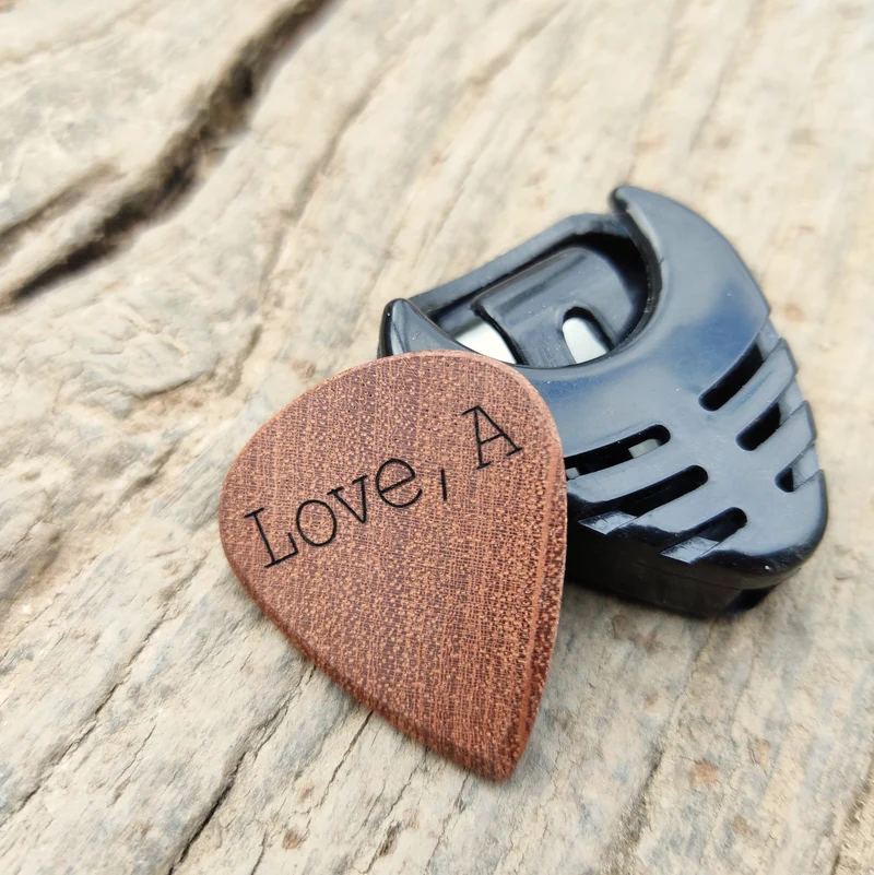 Porte médiator et Médiator guitare en acajou Arbre de vie