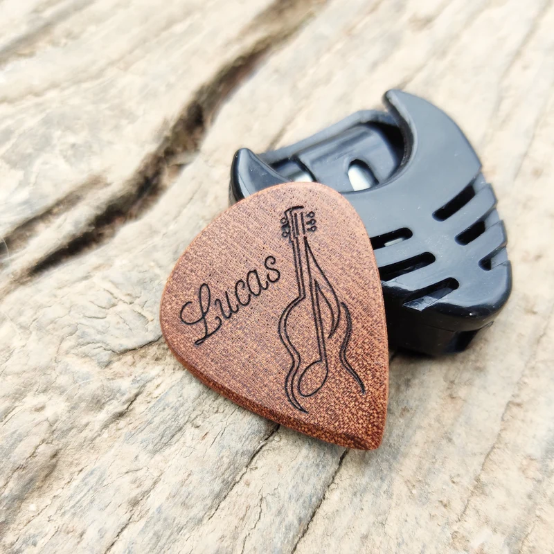 Porte médiator et Médiator guitare en acajou Arbre de vie