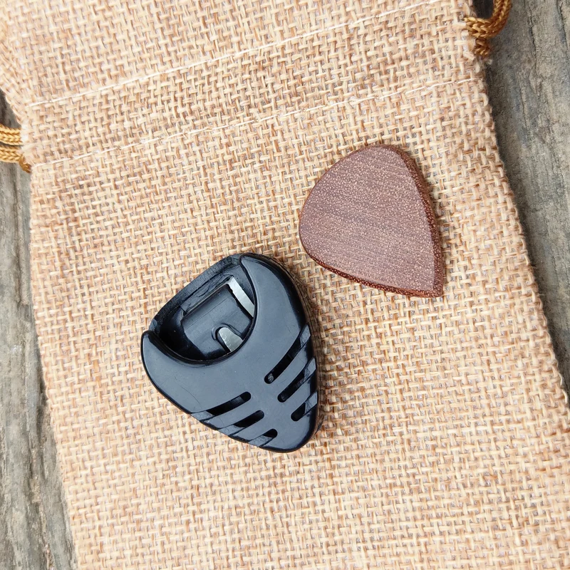Porte médiator et Médiator guitare en acajou Arbre de vie
