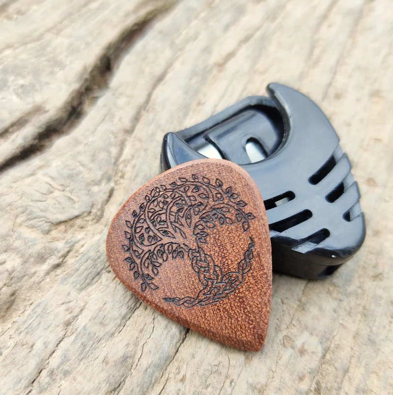 Porte médiator et médiator guitare en acajou