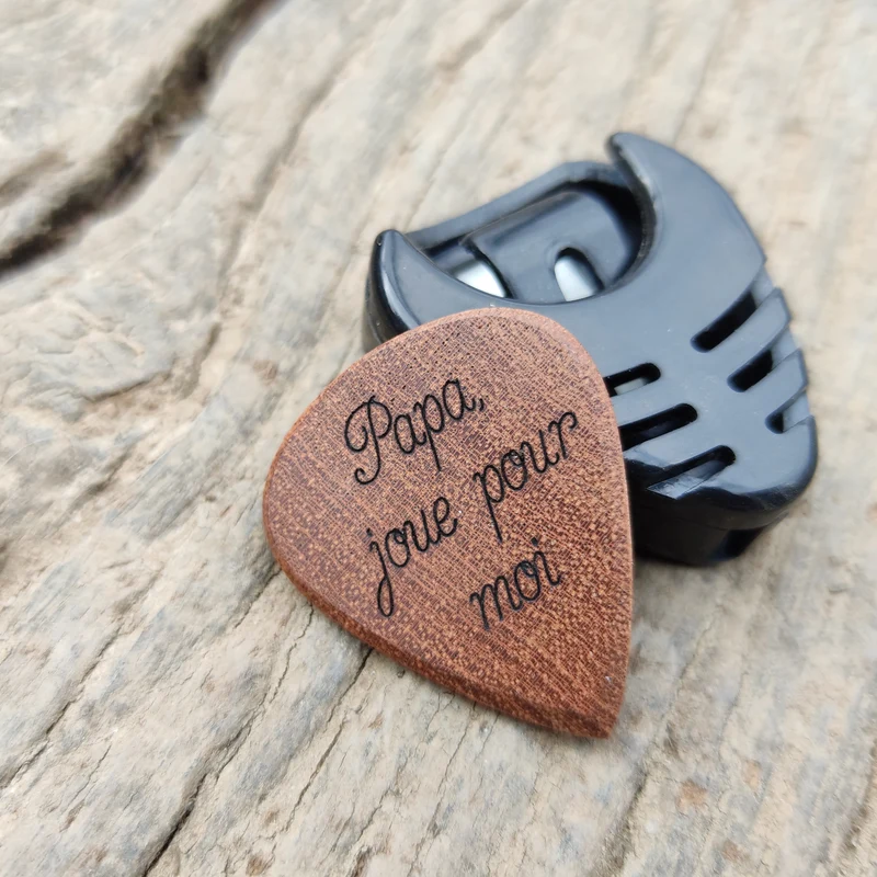 Porte médiator et médiator guitare en acajou