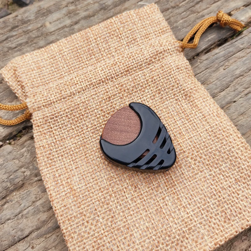 Porte médiator et médiator guitare en acajou