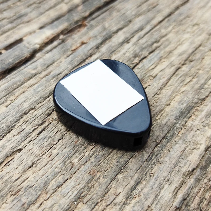 Porte médiator et médiator guitare en acajou