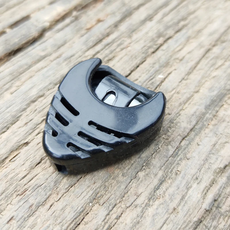 Porte médiator et médiator guitare en acajou