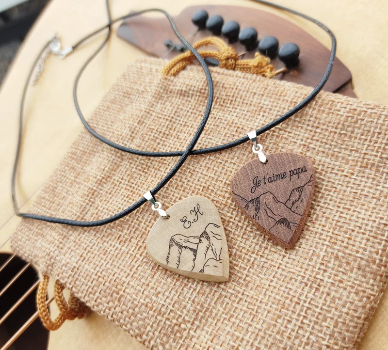 Pendentif médiator en bois massif