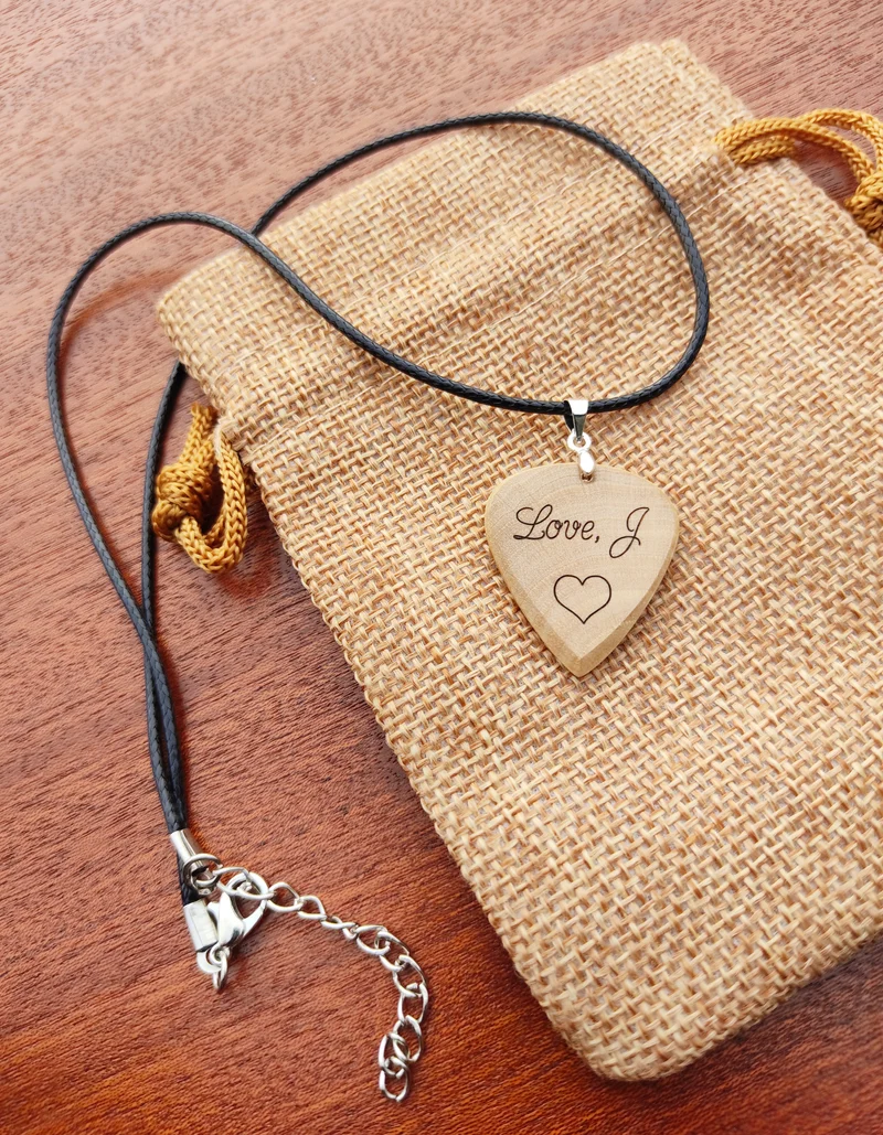 Pendentif médiator en bois massif