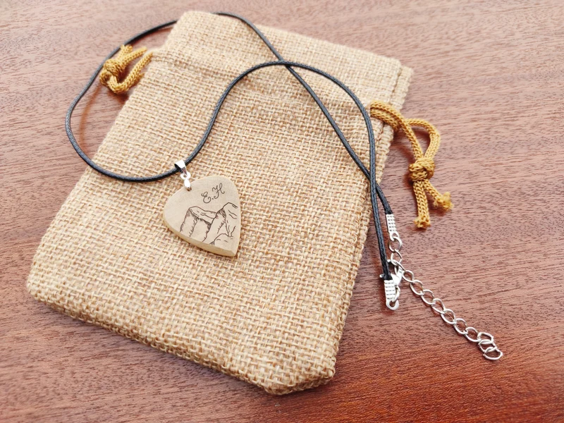 Pendentif médiator en bois massif