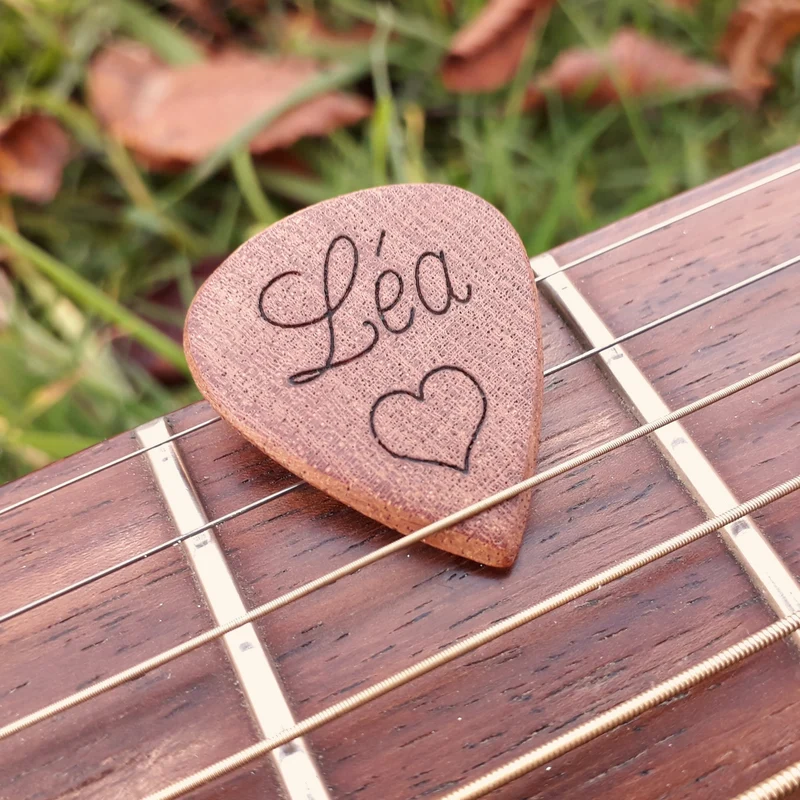 Médiator acajou motif coeur