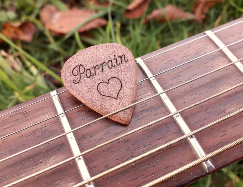 Médiator acajou motif coeur