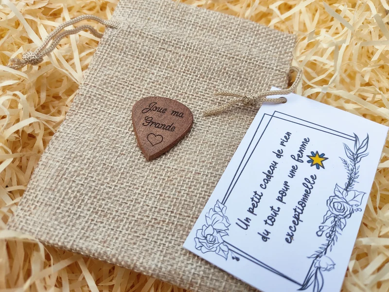 Médiator acajou motif coeur