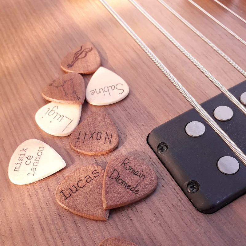 Médiator guitare en noisetier