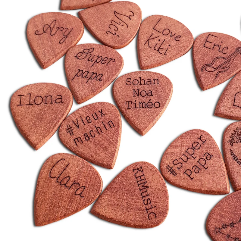 Médiator en acajou personnalisé pour musicien et guitariste