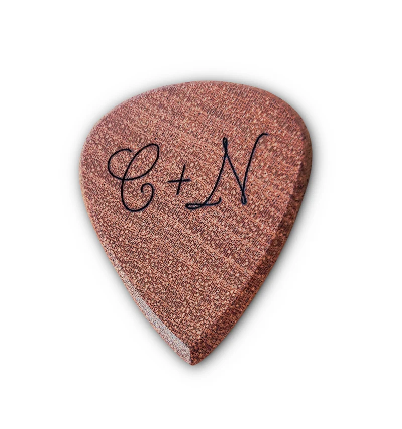 Médiator en acajou personnalisé pour musicien et guitariste
