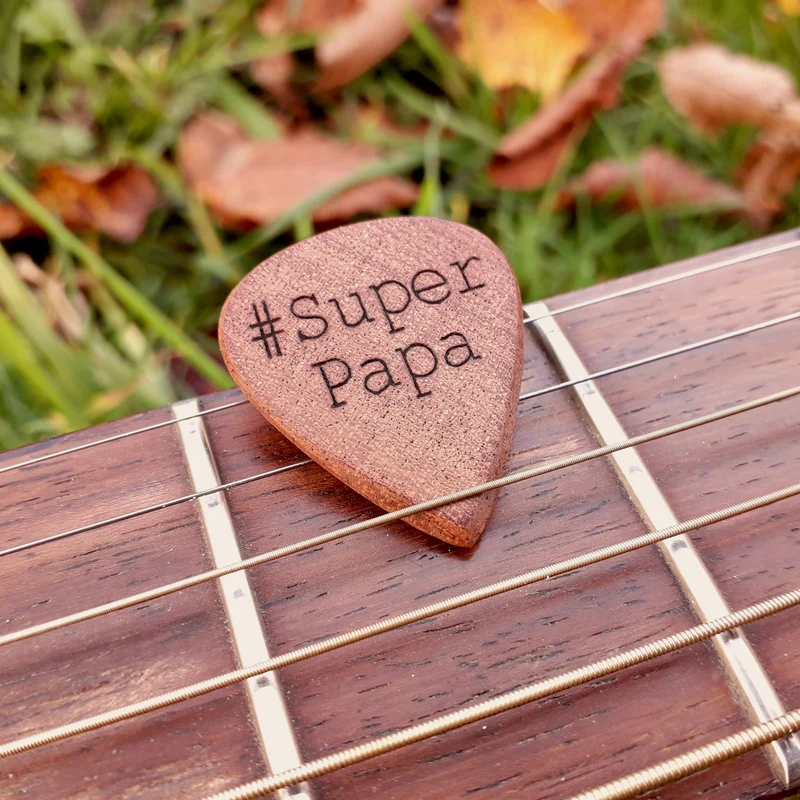 Médiator en acajou personnalisé pour musicien et guitariste