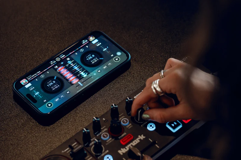 Contrôleur DJ 2 Voies Portable USB-C – Numark Mixtrack GO