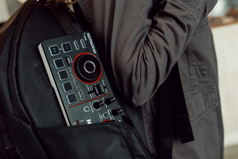 Contrôleur DJ 2 Voies Portable USB-C – Numark Mixtrack GO