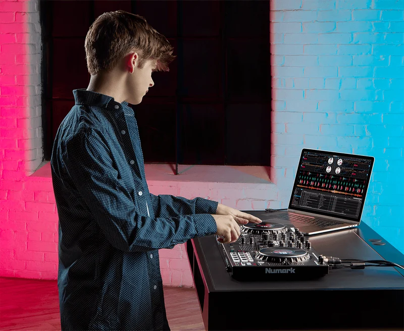 Numark NS4FX – Contrôleur DJ 4 voies avec carte son et écrans