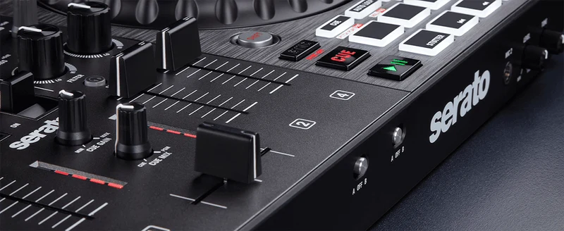 Numark NS4FX – Contrôleur DJ 4 voies avec carte son et écrans