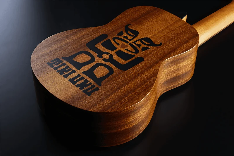 UKULELE SOPRANO LAG AVEC HOUSSE TIKI UKU 10