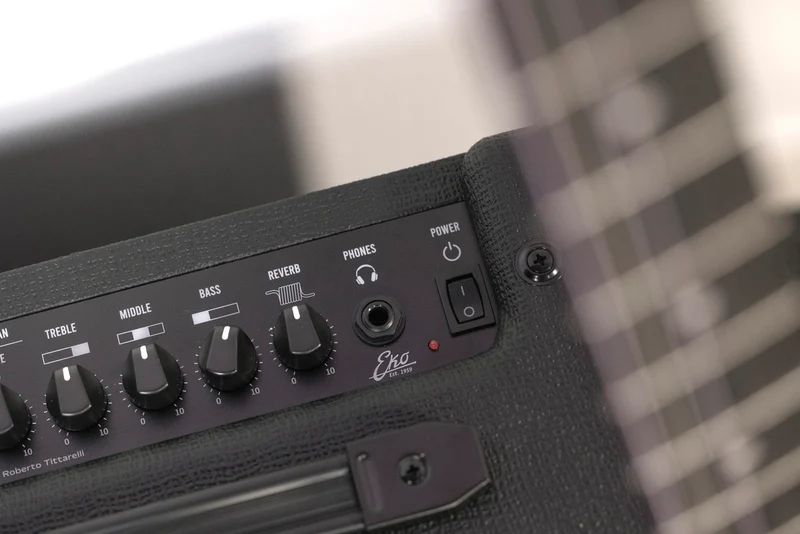 Ampli guitare électrique EKO Black Stealth 25W Reverb G-BS25